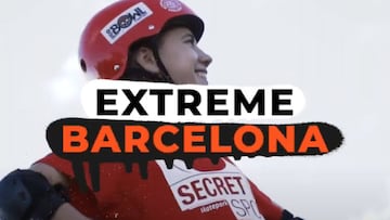 La rider de inline Carla Mart&iacute;n, de tan solo 14 a&ntilde;os, con el casco y sonriendo con las manos en la cintura bajo las letras de Extreme Barcelona.