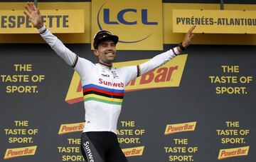 Tom Dumoulin celebra su victoria de etapa enfundado en el maillot arcoíris que le distingue como campeón del mundo de contrarreloj.