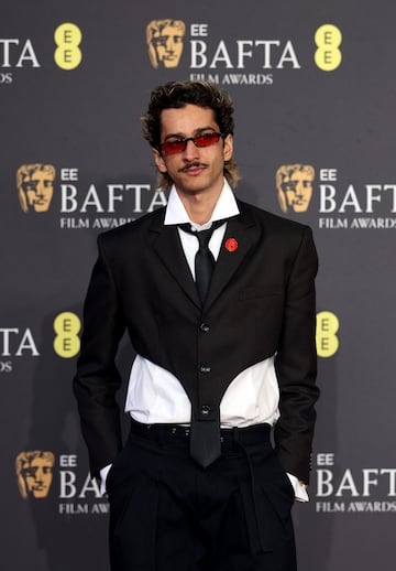 Naqqash Khalid posa en la alfombra roja de los premios BAFTA 2025 celebrados en el Royal Festival Hall del Southbank Centre de Londres.