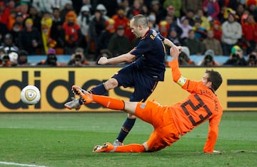 Un gol que cambi¨® la historia de Espa?a. Momento exacto donde Iniesta dispara para marcar ante la mirada de Van der Vaart.