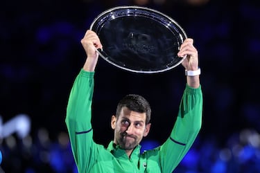El serbio Novak Djokovic alza el escudo de subcampeón tras su derrota ante el español Carlos Alcaraz en la final individual masculina del día 15 del Abierto de Australia.