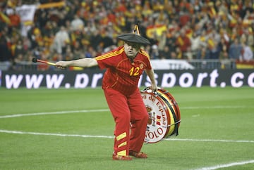 Sol¨ªa vestir con la camiseta de Espa?a y el n¨²mero 12, con una boina, un cachirulo y un gran bombo con los colores de la Selecci¨®n.