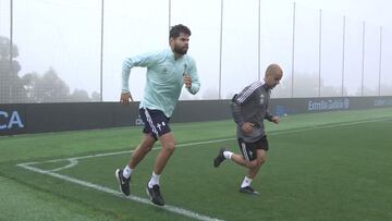 N&eacute;stor Ara&uacute;jo corre en la Cidade Deportiva Afouteza junto a un preparador f&iacute;sico del Celta.