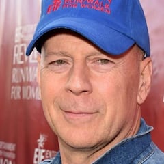 El ridículo de Bruce Willis en un partido de béisbol: se gana el abucheo del estadio