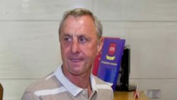 <b>A LAS 19:00. </b>Cruyff se personó ayer a devolver la insignia.