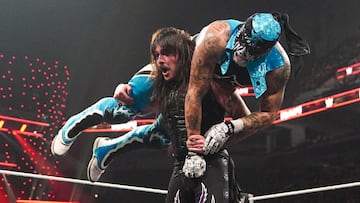 Momento en que Dominik carga a Penta en WWE RAW.