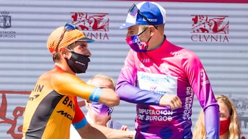 Los ciclistas Mikel Landa y Remco Evenepoel se saludan en el podio de la Vuelta a Burgos 2020.