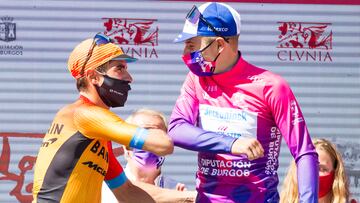 Los ciclistas Mikel Landa y Remco Evenepoel se saludan en el podio de la Vuelta a Burgos 2020.