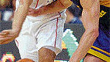 <b>PRESIÓN.</B> Cabezas consigue que el rival ucraniano pierda el balón.