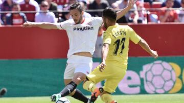 GRAF3593. SEVILLA, 14/04/2018.- El centrocampista del Sevilla, Pablo Sarabia (i), y el defensa del Villarreal, Jaume Costa, disputan un balón durante el partido de hoy en el Estadio Sánchez Pizjuan, correspondiente a la jornada 32 de LaLiga.