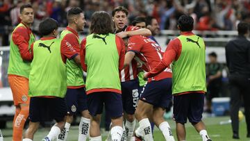 Jugadores de Chivas festejan el gol del empate en contra de Santos.