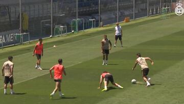 James sigue entrenando como campeón: 2 compañeros al suelo