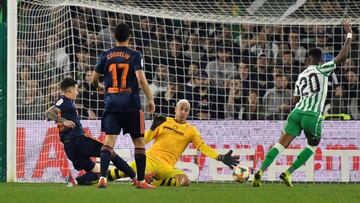 Gameiro anota el segundo gol del Valencia.