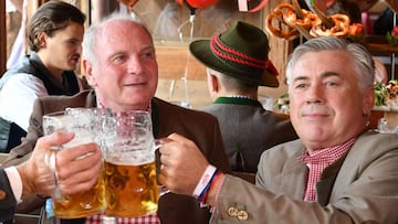 El entrenador italiano, Carlo Ancelotti durante los festejos del Oktoberfest.