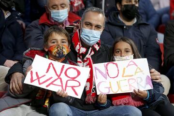 Seguidores del Rayo con pancartas contra la guerra en Ucrania.