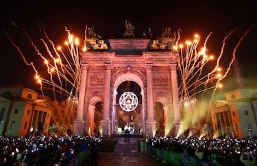 Fuegos artificiales mientras Alberto Tomba y Deborah Compagnoni encienden el pebetero olímpico bajo el Arco della Pace en Milán.