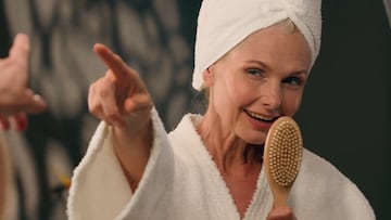 Una doctora apunta cuántas veces a la semana y cómo debe ducharse una persona mayor de 65 años