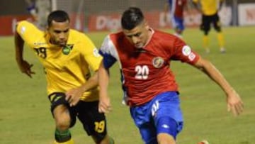 El costarricense Diego Calvo pugna por un balon con el jamaicano Adrian Mariappa.