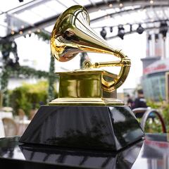 Estatuilla de los Grammy: cuánto pesa, cuánto vale y por qué es un gramófono