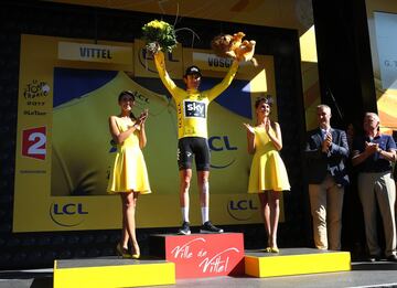 Geraint Thomas, un día más viste de amarillo, saluda desde el podio de la ciudad de Vittel.