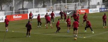 Ejercicio de balón en el entrenamiento del Atleti