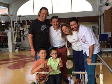 Pizzi se distrae visitando uno de los institutos de la Teletón