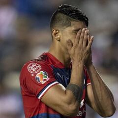 Alan Pulido y su penal fallado con todo y 'brinquito'