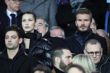 David Beckham y Bella Hadid en el palco del estadio del Parque de los Príncipes durante el partido de octavos de final de la Champions League 2017/2018 entre el PSG y el Real Madrid.