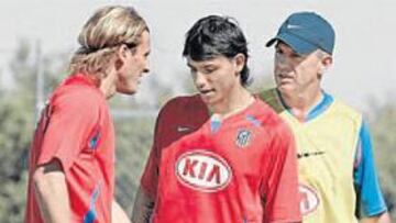 <b>PAREJA TITULAR. </b>Forlán y Agüero han sido los elegidos por Aguirre para formar hoy la delantera.