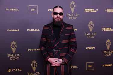 El cantante francés Julien Schwarzer, también conocido como SCH, posa antes de la ceremonia de entrega del Balón de Oro.