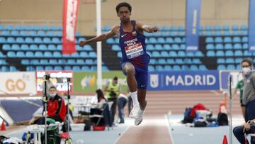 El atleta español Jordan Díaz compite durante la prueba de triple salto en la Copa de España de Atletismo.