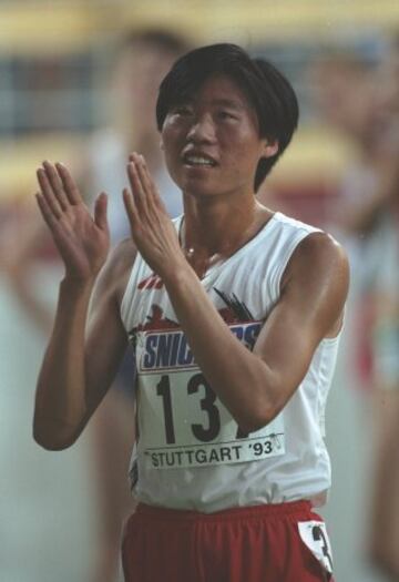 Junxia Qu, del equipo nacional chino, consiguió el récord en los 1.500 metros lisos en el año 1993 con un tiempo de 3:55:33.
