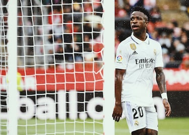 El brasileño se encara con los aficionados del Girona Fútbol Club tras fallar una ocasión de gol.