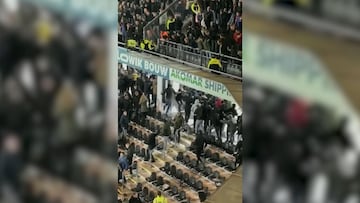 Batalla campal en la grada en pleno partido del Ajax