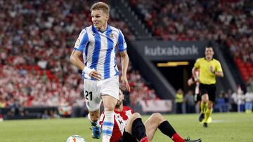 Martin Odegaard ante Yeray en San Mamés.
