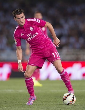 Después de haber lucido la camiseta de color rojo en la temporada 2011-12, en la campaña 2014-15 los blancos utilizaron por primera vez una camiseta de tonalidad rosa. Vistiendo de esa manera, los blancos no tuvieron buenos resultados: el primer encuentro lo perdieron ante la Real Sociedad después de ir ganando (0-2) por (4-2)...