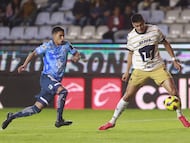 AME830. PACHUCA (MÉXICO), 16/02/2025.- Jorge Ernesto Berlanga (i) de Pachuca disputa un balón con Guillermo Martínez de Pumas este domingo, durante un partido de la séptima jornada del torneo Clausura 2025 entre Pachuca y Pumas, en el estadio Hidalgo en Pachuca (México). EFE /David Martínez Pelcastre