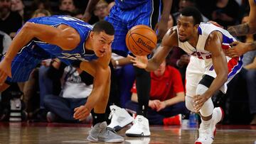 Ish Smith y Aaron Gordon luchan por el balón.