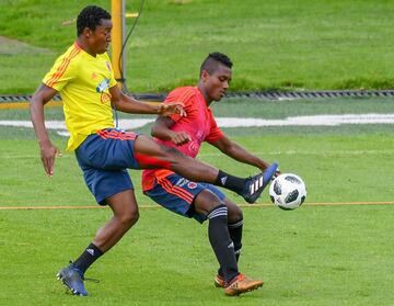 La Selección Colombia realizó su segunda práctica en El Campín, previo al partido de despedida y viaje a Milán. En el entrenamiento hubo dos grupos: uno haciendo trabajo defensivo y otro trabajo en ataque.