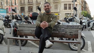 Arda Turan, sentado en el famoso banco del Passeig de Gràcia de Barcelona