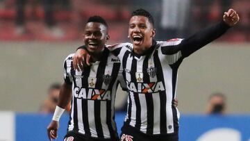 Soccer Football - Copa Libertadores - Brazil&#039;s Atletico Mineiro v Argentina&#039;s Godoy Cruz - Independencia stadium, Belo Horizonte, Brazil - 16/5/17 - Juan Cazares (L) of Atletico Mineiro celebrates his second goal with teammate Yago. REUTERS/Cris