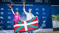 Adur Amatriain (EUK) y Janire Gonzalez Etxabarri (EUK) posan con sus trofeos de campeones de Europa Junior y una bandera ikurri&ntilde;a. 