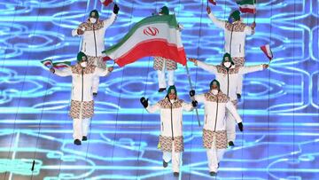 Imagen de los abanderados de Irán durante la ceremonia de inauguración de los Juegos Olímpicos de Invierno de Pekín 2022.