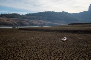 Las restricciones podrían entrar en vigor a partir del 1 de febrero, aunque en algunas localidades como Vallirana (Barcelona), los vecinos ya se han visto obligados a abastecerse de agua que proviene de camiones cisterna. 