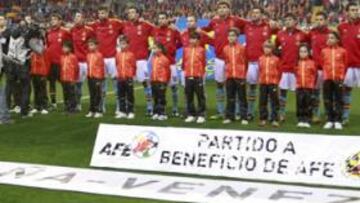 <b>DEL ROJO AL AZUL. </b>España saltó al campo con el chándal rojo. Después estrenó la camiseta azul celeste con la que jugó como los ángeles. Cinco se llevó Venezuela.