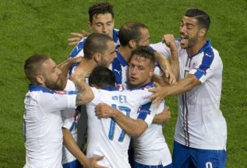 Emanuele Giaccherini celebra el 0-1 con el resto del equipo. 