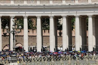 Cientos de personas esperan para despedirse del papa Francisco en la Basílica de San Pedro. 