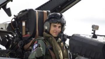 Maverick ha cumplido un sueño al volar en un F-18 del ejército.
