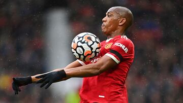 Anthony Martial, jugador del Manchester United, controla el balón con el pecho durante un partido.