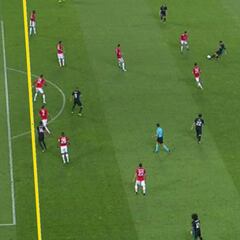 Mou se quejó al árbitro del primer gol: "Era fuera de juego"